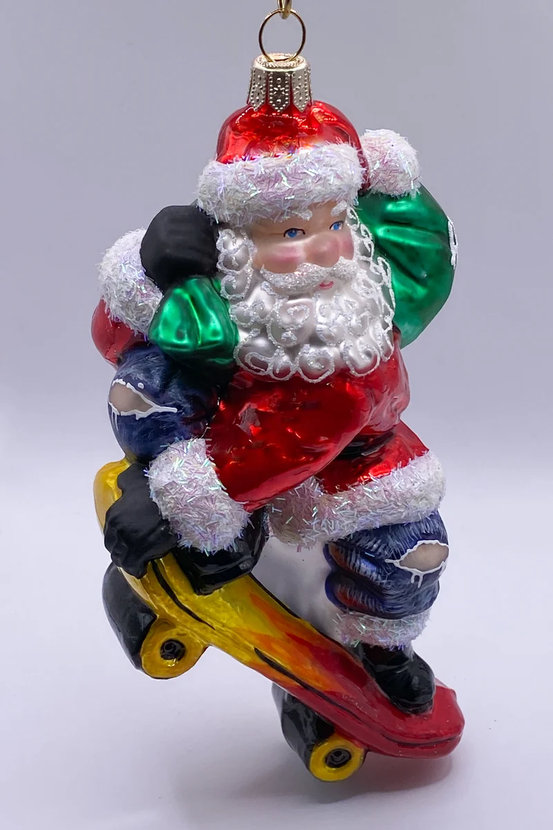 Santa Claus bringt die Geschenke mit dem Skate-Board