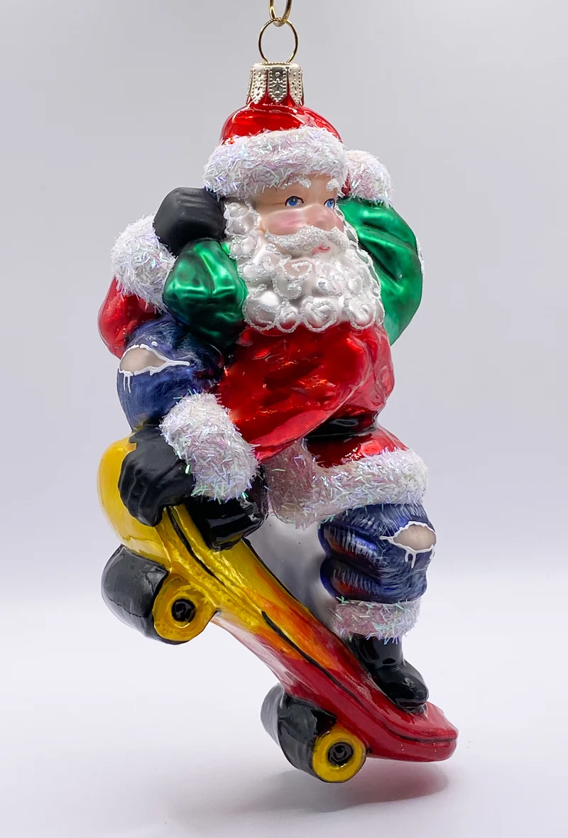 Santa Claus bringt die Geschenke mit dem Skate-Board