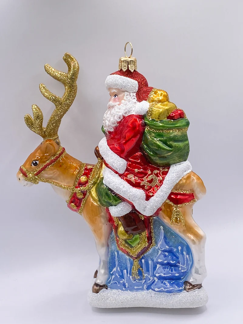 Santa Claus bringt die Geschenke mit dem Rentier
