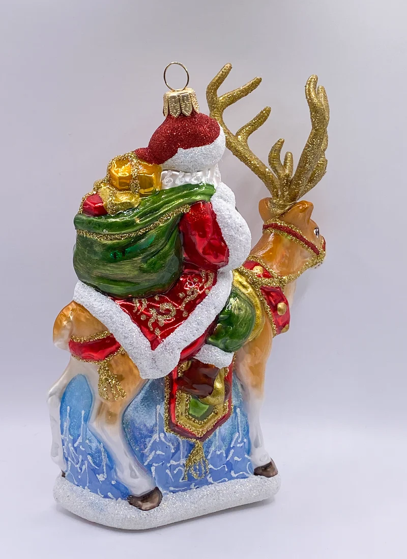Santa Claus bringt die Geschenke mit dem Rentier