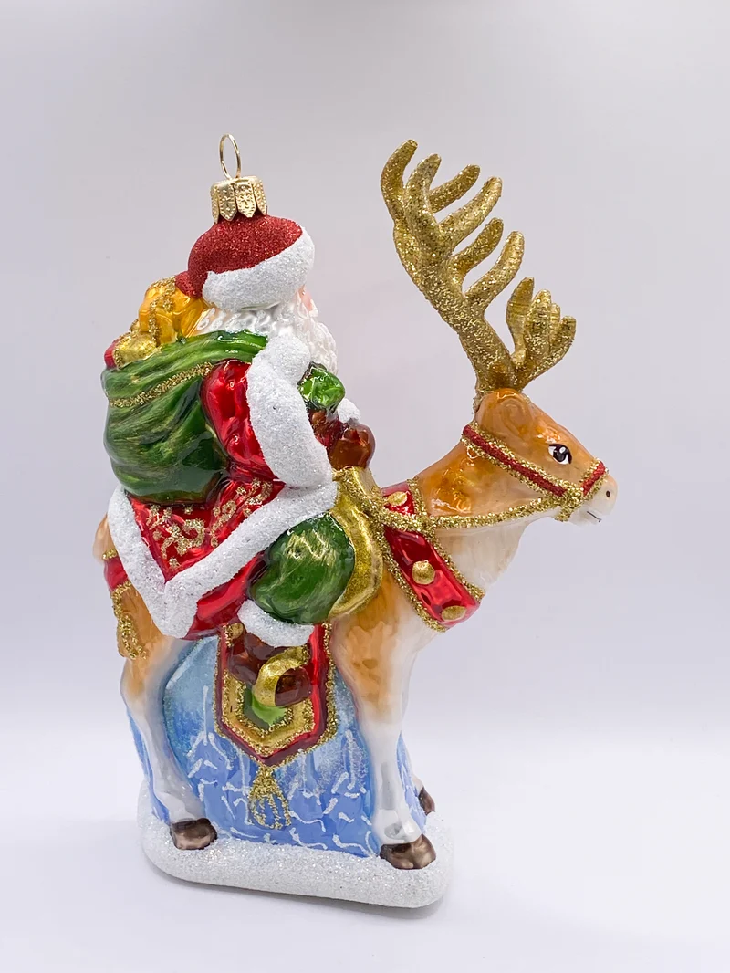 Santa Claus bringt die Geschenke mit dem Rentier