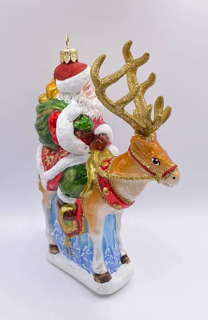 Santa Claus bringt die Geschenke mit dem Rentier