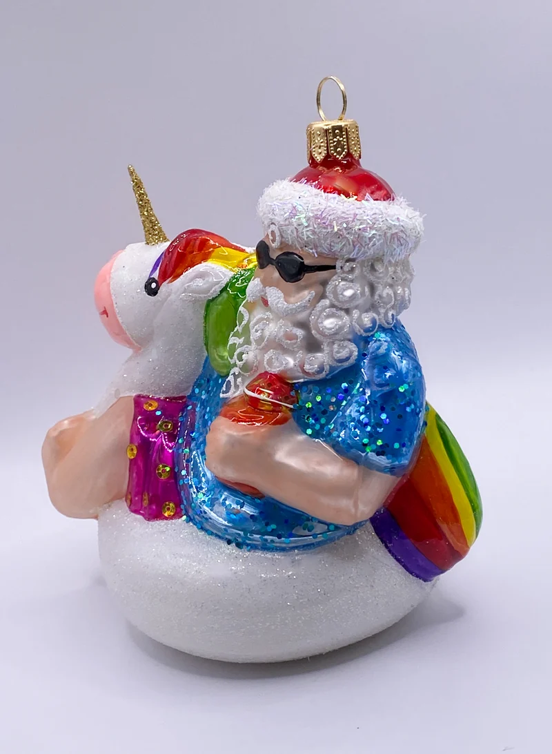 Santa Claus macht Pause mit der Einhorn-Luftmatratze