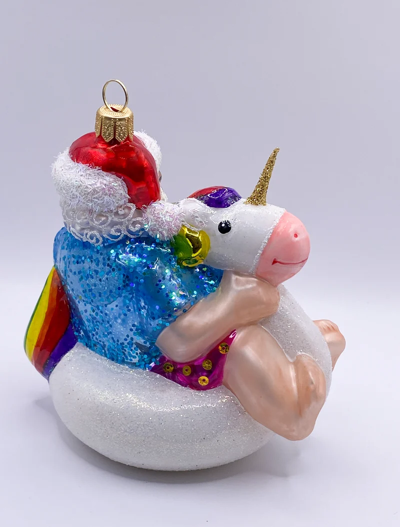 Santa Claus macht Pause mit der Einhorn-Luftmatratze