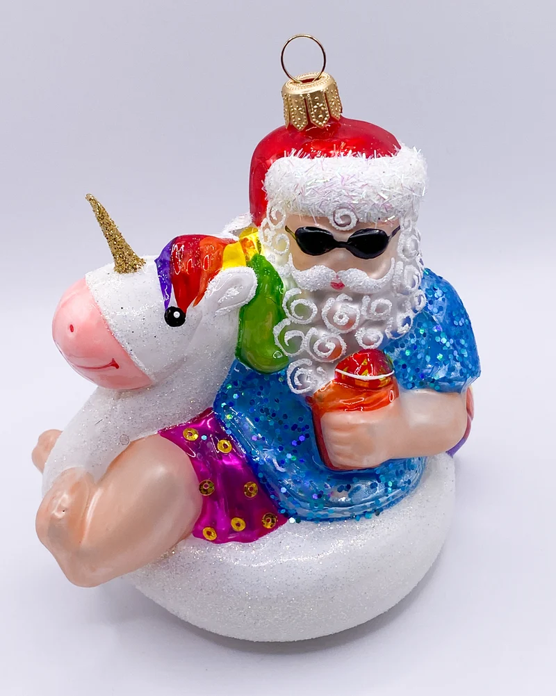 Santa Claus macht Pause mit der Einhorn-Luftmatratze