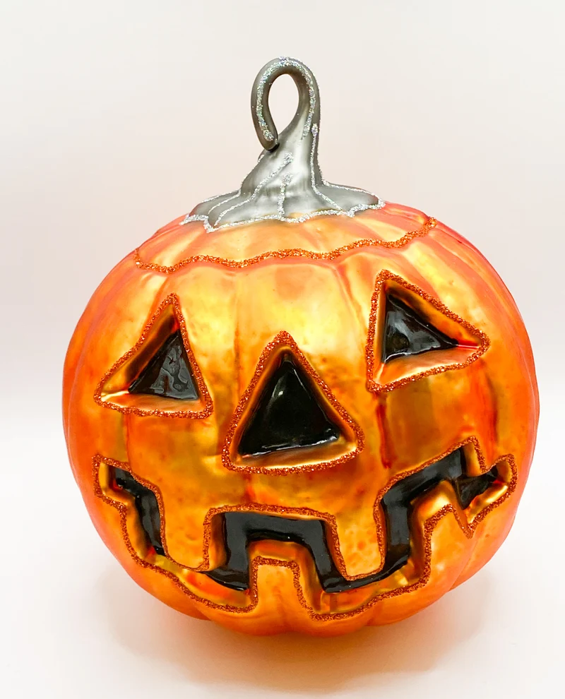 Grosser oranger Halloween-Kürbis mit geschnitzter Fratze