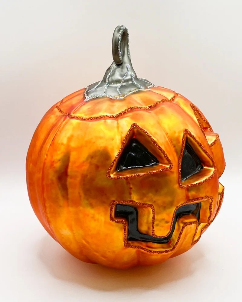 Grosser oranger Halloween-Kürbis mit geschnitzter Fratze