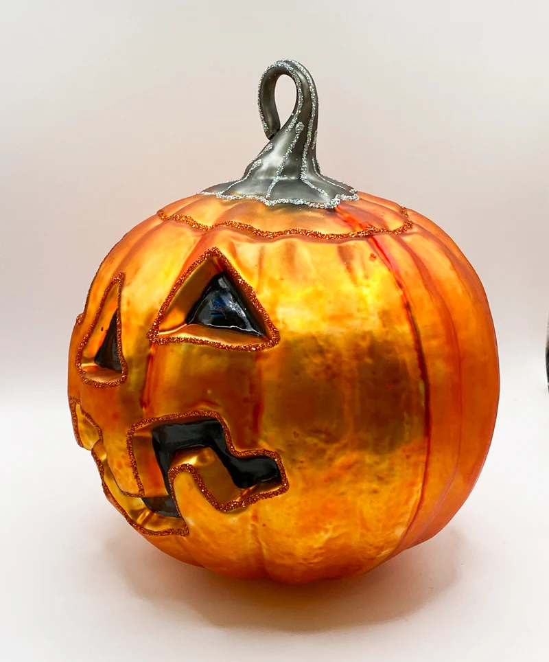 Grosser oranger Halloween-Kürbis mit geschnitzter Fratze