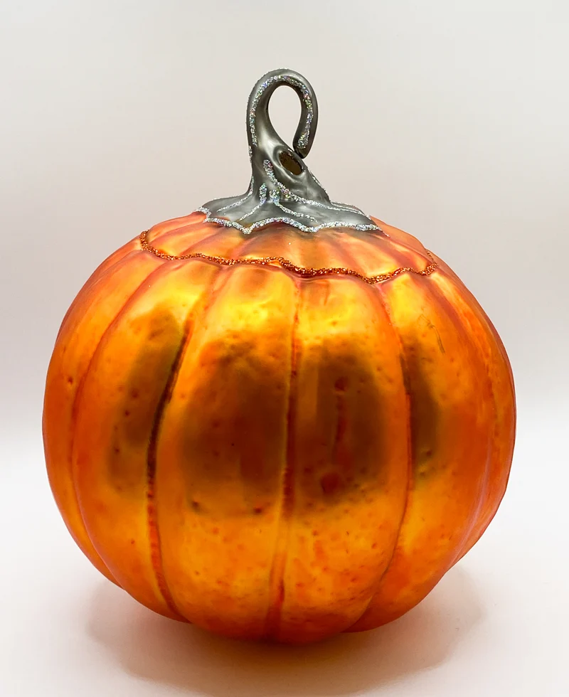 Grosser oranger Halloween-Kürbis mit geschnitzter Fratze