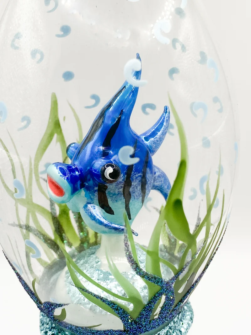 Blauer Fisch versteckt sich im Seegras