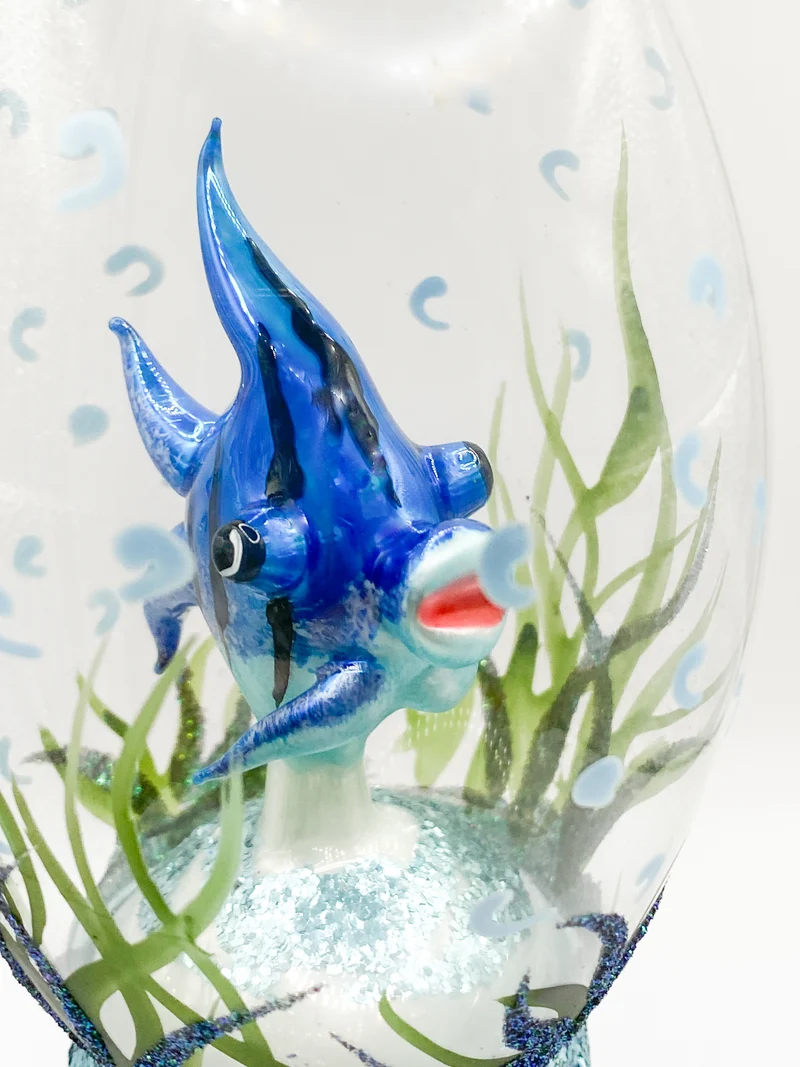 Blauer Fisch versteckt sich im Seegras