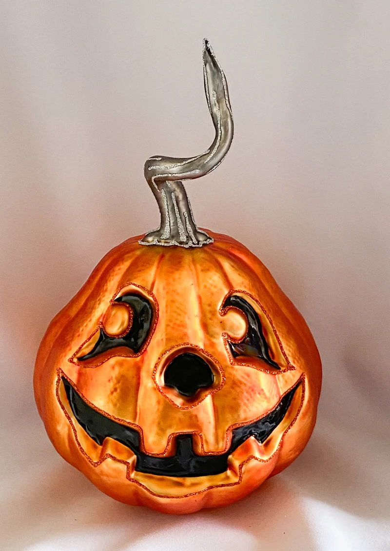 Riesiger oranger Halloween-Kürbis mit geschnitzter Fratze