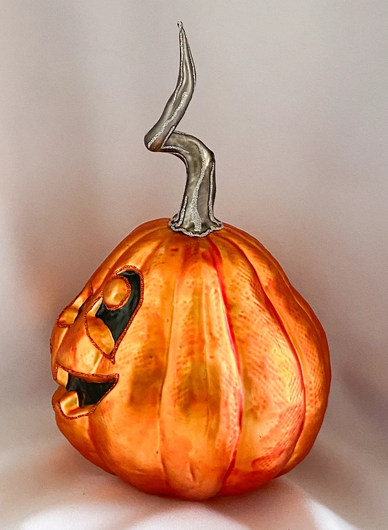 Riesiger oranger Halloween-Kürbis mit geschnitzter Fratze