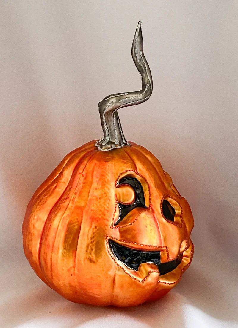 Riesiger oranger Halloween-Kürbis mit geschnitzter Fratze