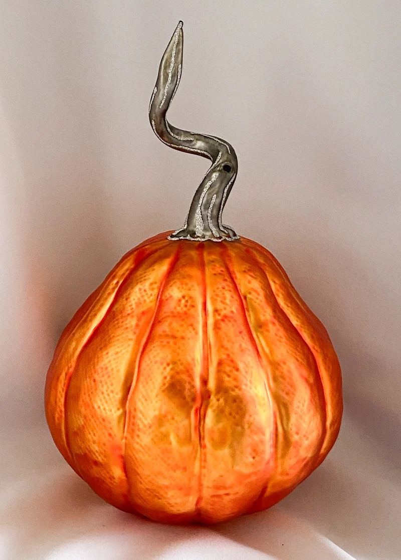 Riesiger oranger Halloween-Kürbis mit geschnitzter Fratze