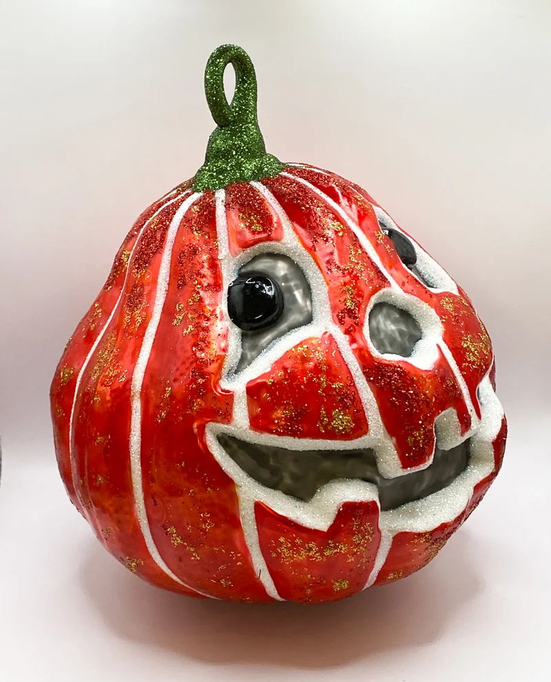 Riesiger roter Halloween-Kürbis mit freundlichem Gesicht