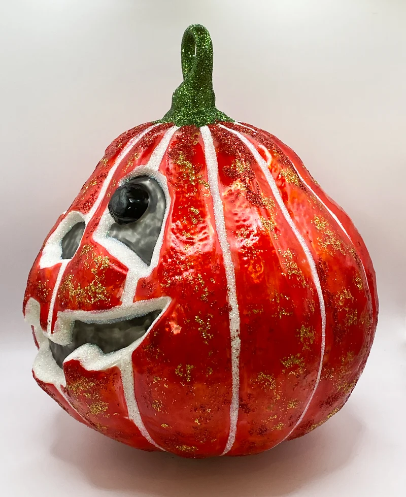 Riesiger roter Halloween-Kürbis mit freundlichem Gesicht