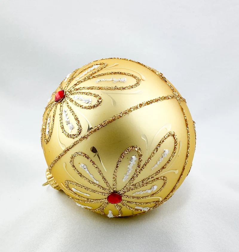 Kugel gold mit stilisiertem Blütendekor und roten Steinen