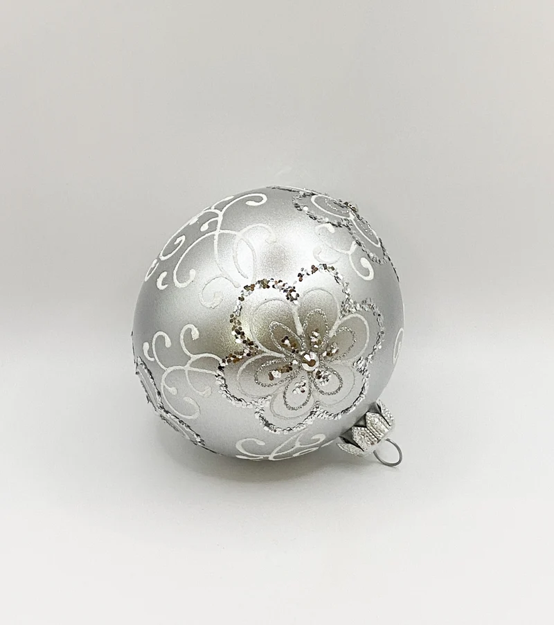 Kugel silber matt mit Blumenmuster