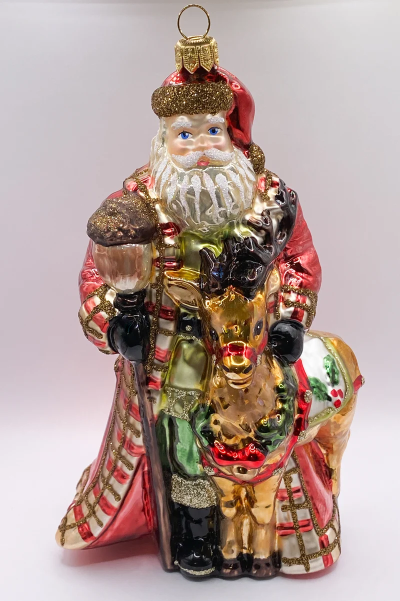 Weihnachtsmann mit Rentier im Wald